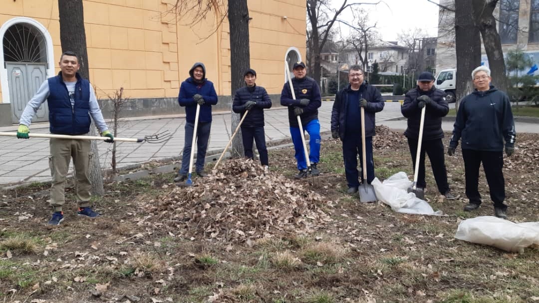 [:ru]Работники и руководство Агентства по защите депозитов Кыргызской Республики приняли участие 4 марта 2023 года в общегородском субботнике и очистили сквер рядом с кинотеатром “Октябрь”.[:KY]2023-жылдын 4-мартында Кыргыз Республикасынын Депозиттерди коргоо боюнча Агенттигинин кызматкерлери жана жетекчилиги жалпы шаардык ишембиликке катышып, «Октябрь» кинотеатрынын жанындагы аянтты тазалап чыгышты.[:]