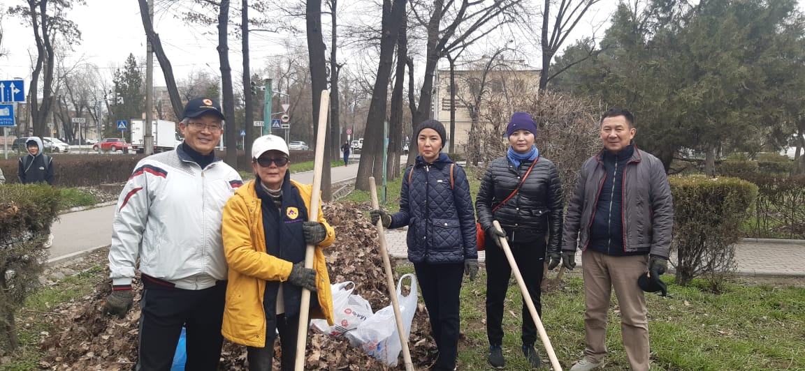 [:ru]Работники и руководство Агентства по защите депозитов Кыргызской Республики на общегородском субботнике.[:]