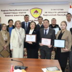 Кыргыз Республикасынын Депозиттерди коргоо боюнча агенттигинин кызматкерлерине “Кыргызтесттин” С1, В2 деңгээлиндеги сертификаттары тапшырылды